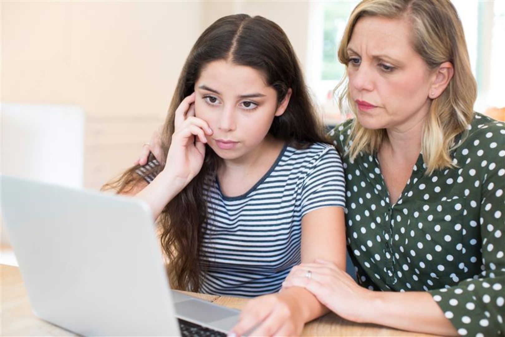 Image shows an Adobe Stock photo of a mother and daughter looking at a laptop screen" style=" height:1080px; width:1620px" _languageinserted="true" src="https://cdn.prod.web.uta.edu/-/media/0e184aab3d004411b71ea230baec067e.jpg