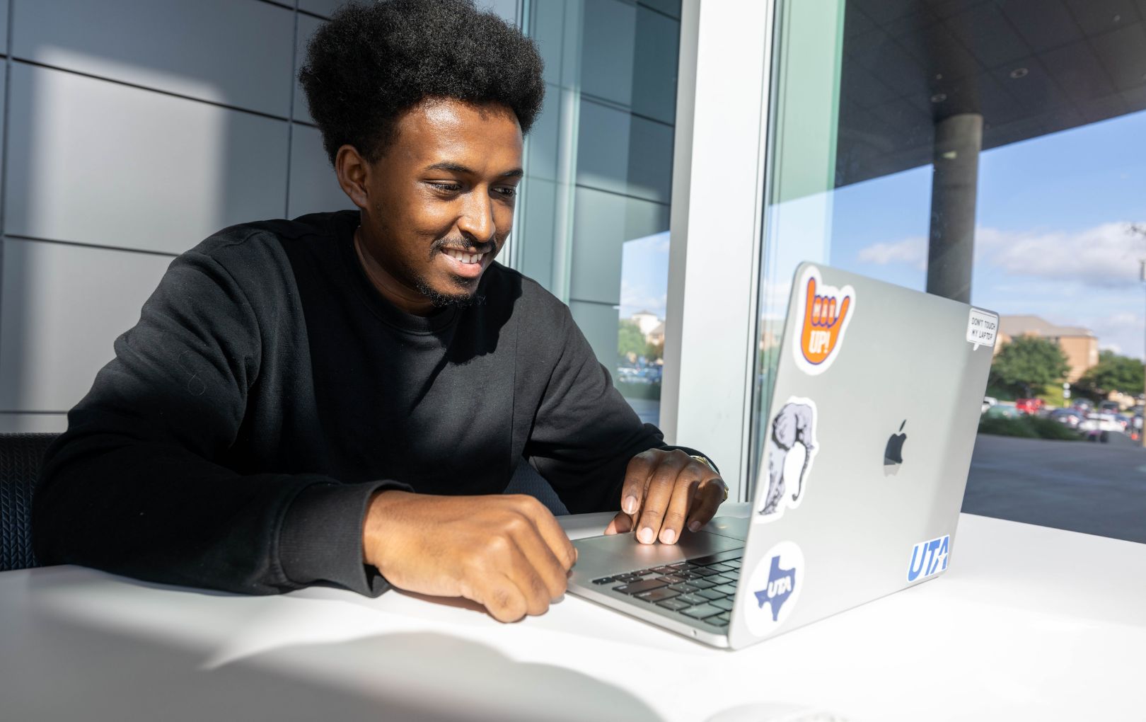 UTA student in front of an open laptop" style="height:1020px; width:1620px;" src="https://cdn.prod.web.uta.edu/-/media/e6e5e87ad2da4e2d91efe0ca592ff536.jpg?la=en&h=1020&w=1620" _languageinserted="true