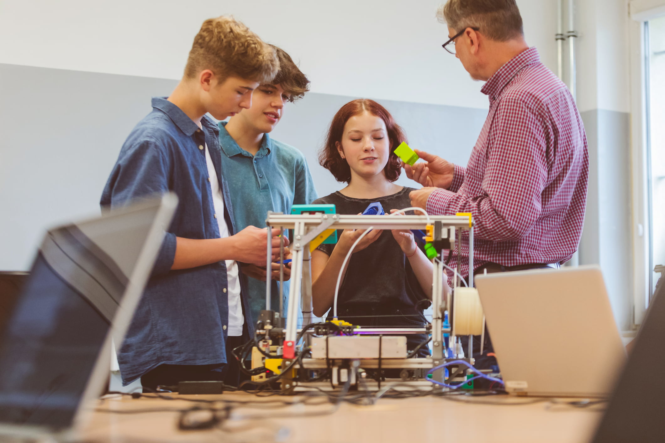 Students working on 3d project