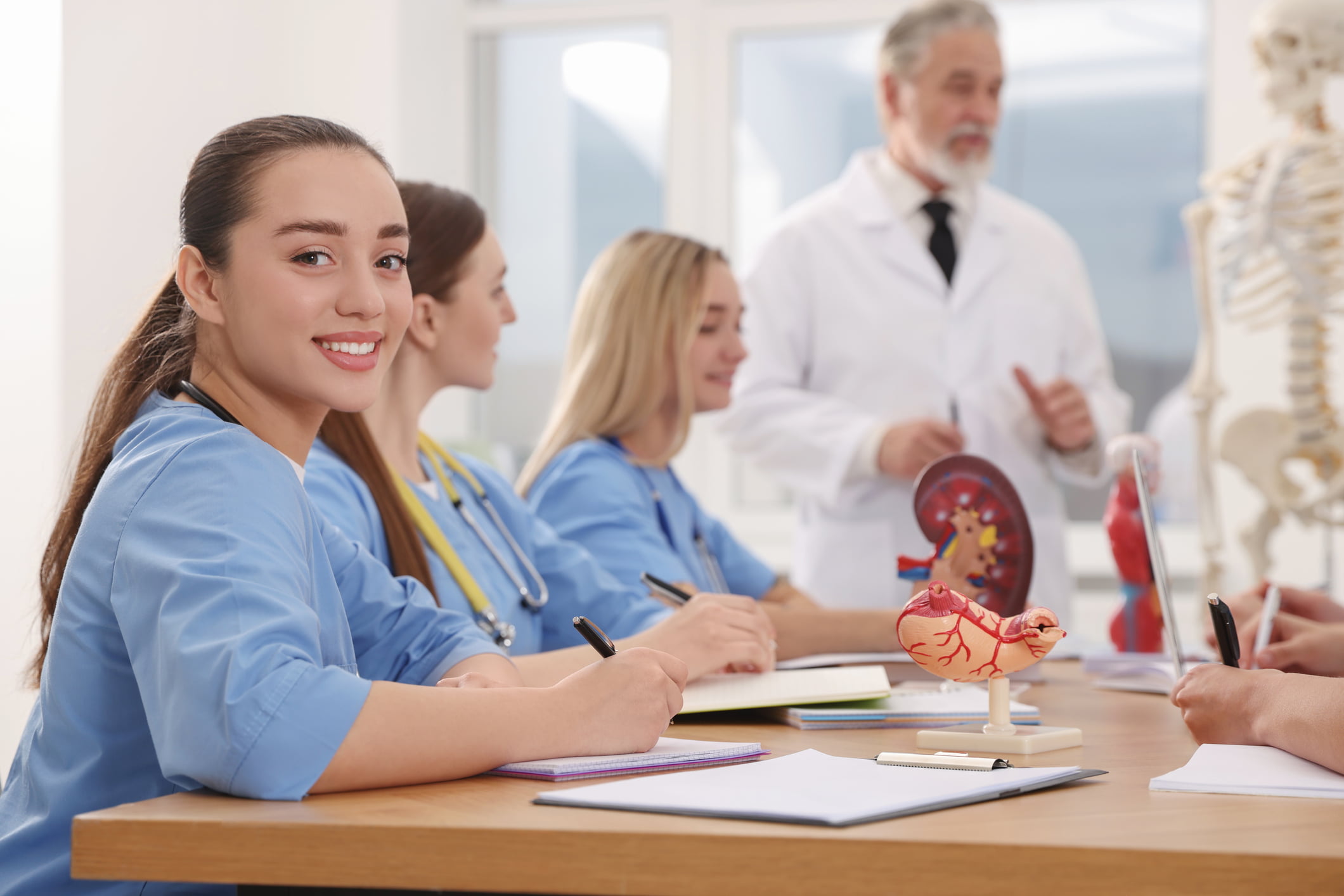 Teen med students