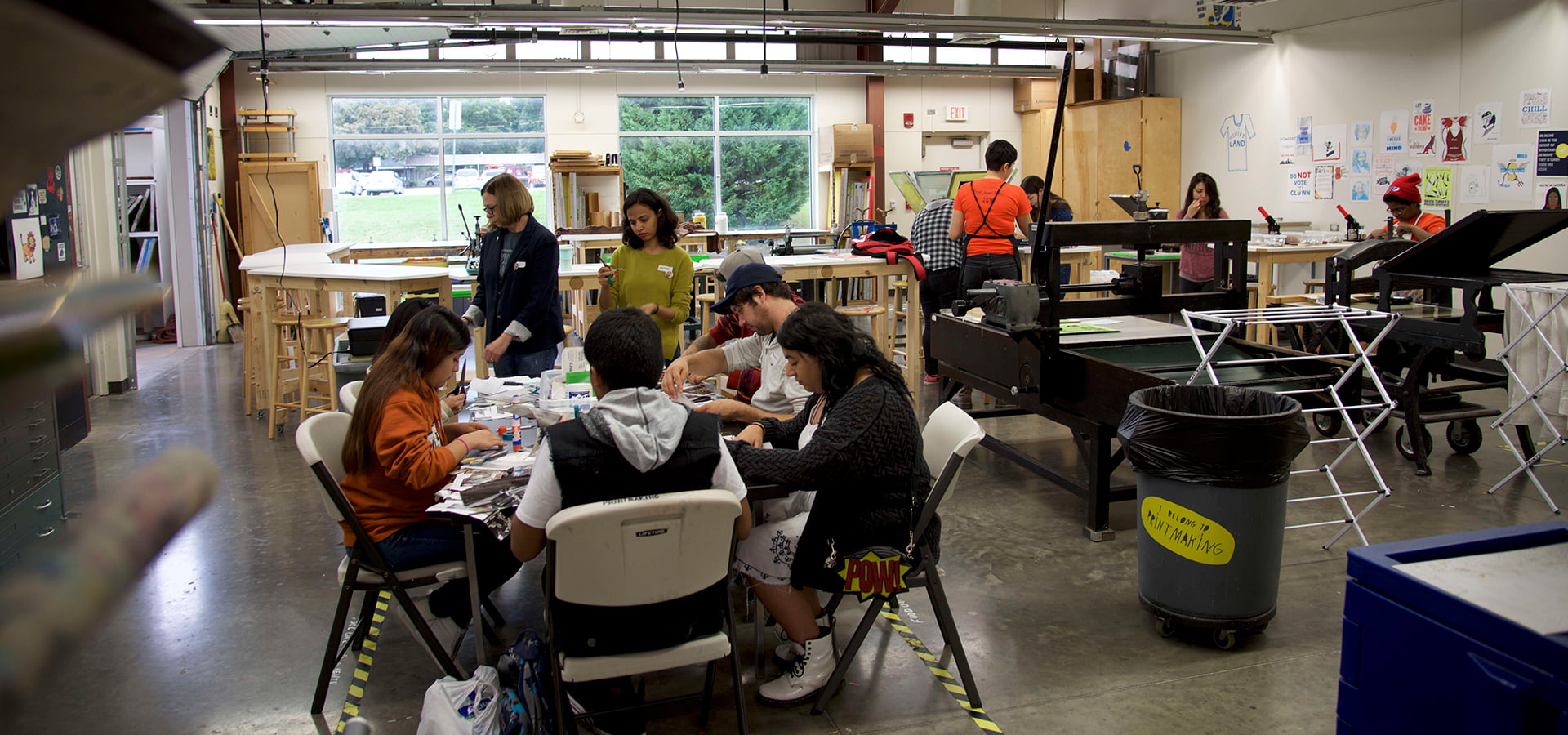 Students working in art workshop" _languageinserted="true