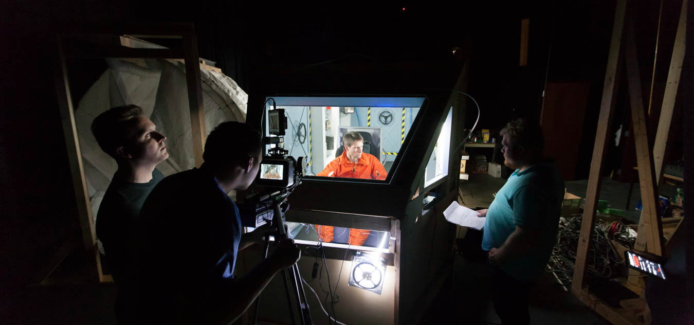 Students filming" _languageinserted="true