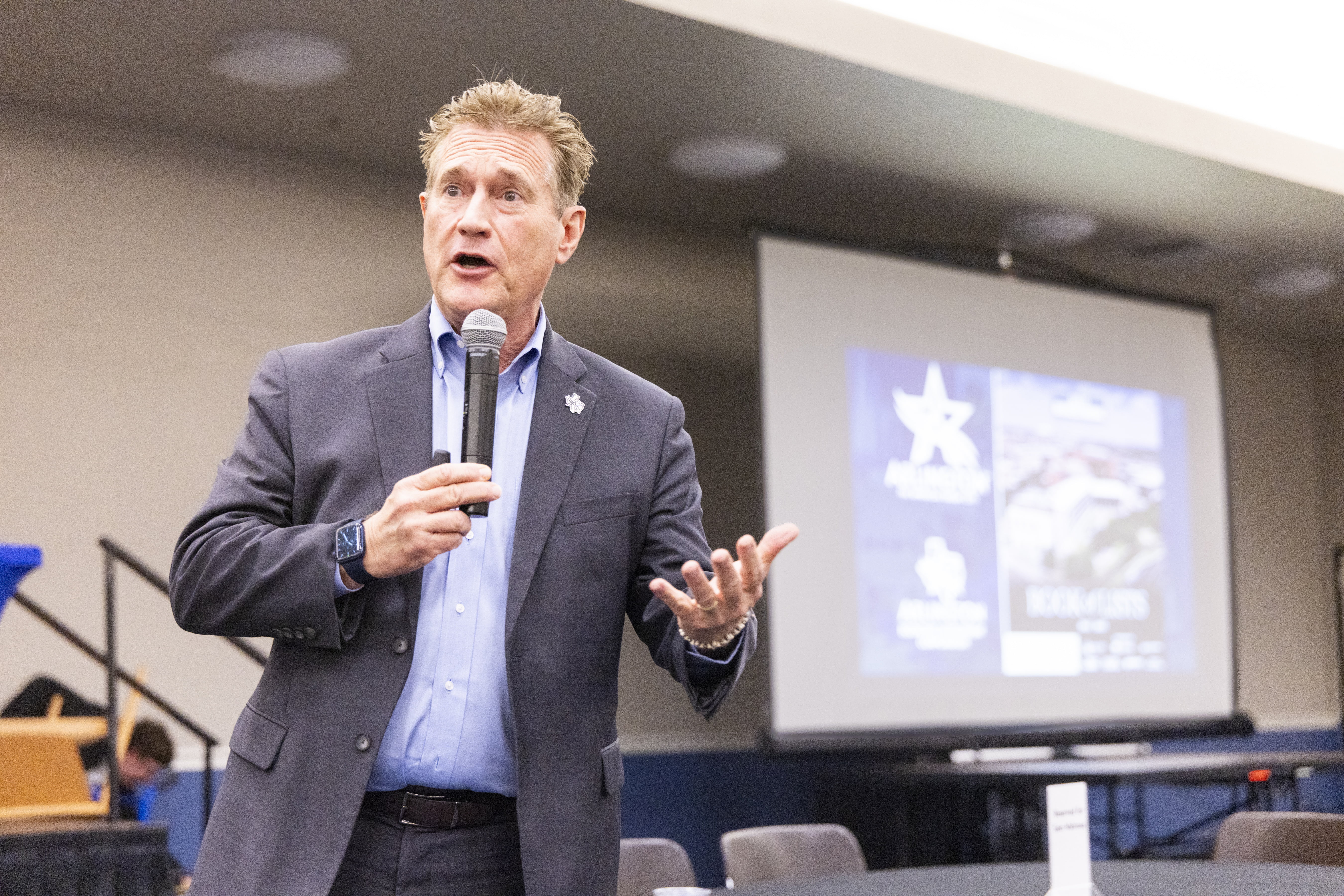 Marty Wieder speaks to attendees. 