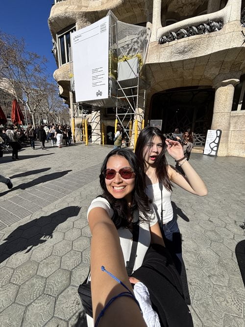 Vega and Phan pose for a picture.