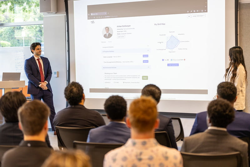 Students Matt Logan and Blossom Nguyen present their pitch to a crowd of MavPitch attendees. 