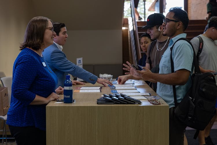 A Member of Frost Bank engages with a UTA College of Business student during the Finance and Real Estate Employer’s and Organization’s Week. (Photo by Thomas Johns)