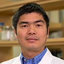 Portrait of Chenglin Mo in a laboratory