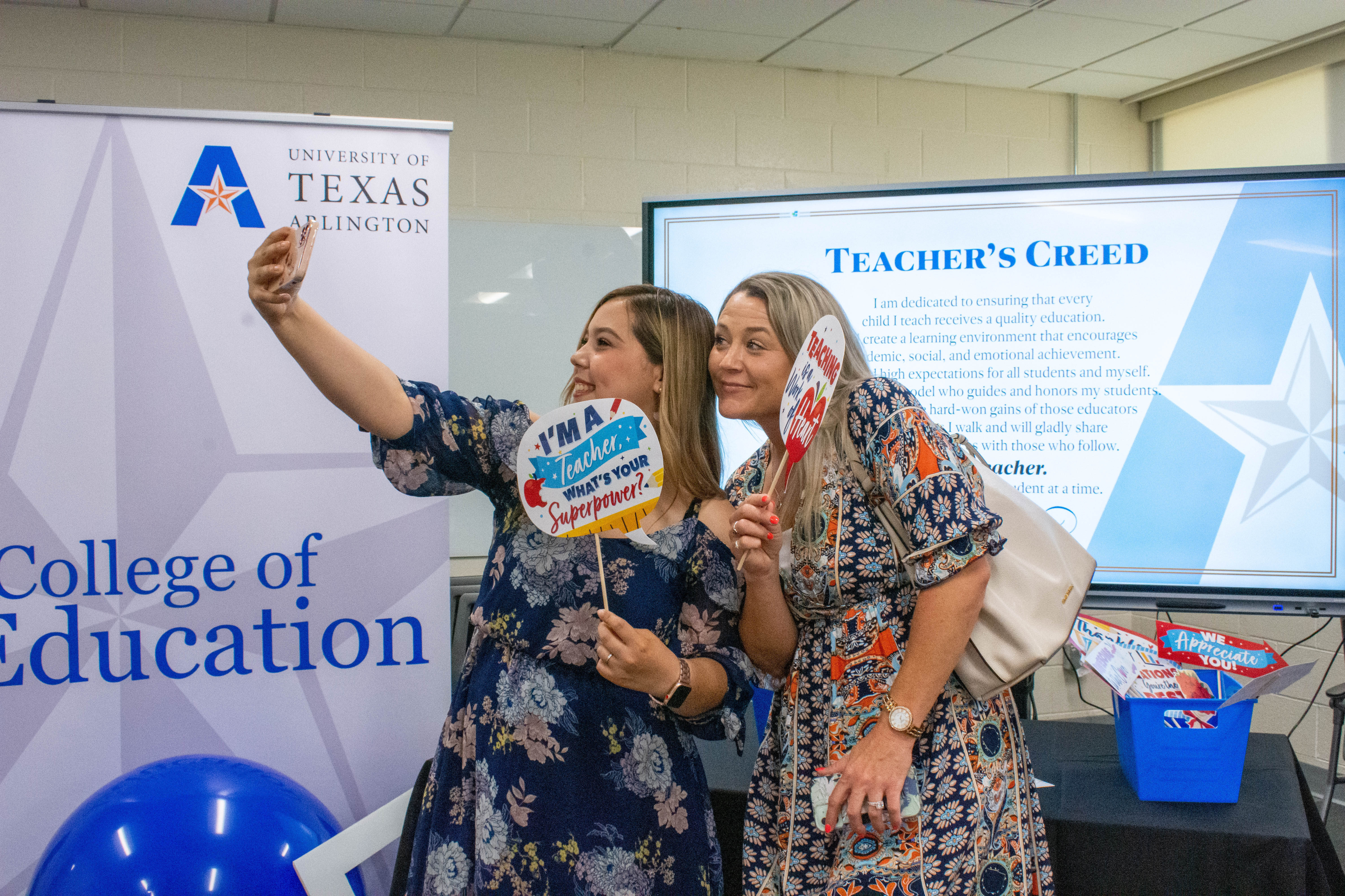 UTA Students, Faculty and Staff take photos at the 2022 Pinning Pickup