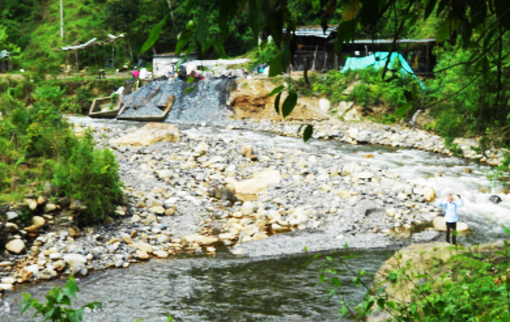 UTA doctoral student Jose Velasquez working at a mine site in Colombia " width="1040" _languageinserted="true" src="https://cdn.prod.web.uta.edu/-/media/project/website/engineering/general-images/velasquez-1.jpg?la=en
