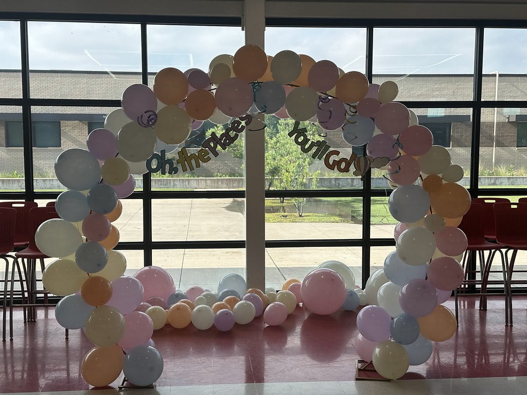balloons shape into an arch