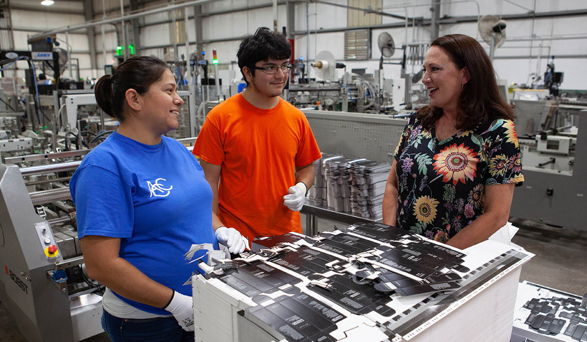 photo of Jana Harris with employees at Harris Packaging" _languageinserted="true