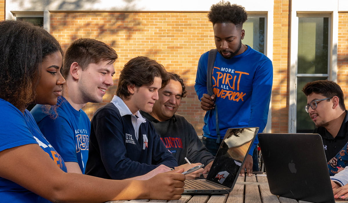 photo of UTA students