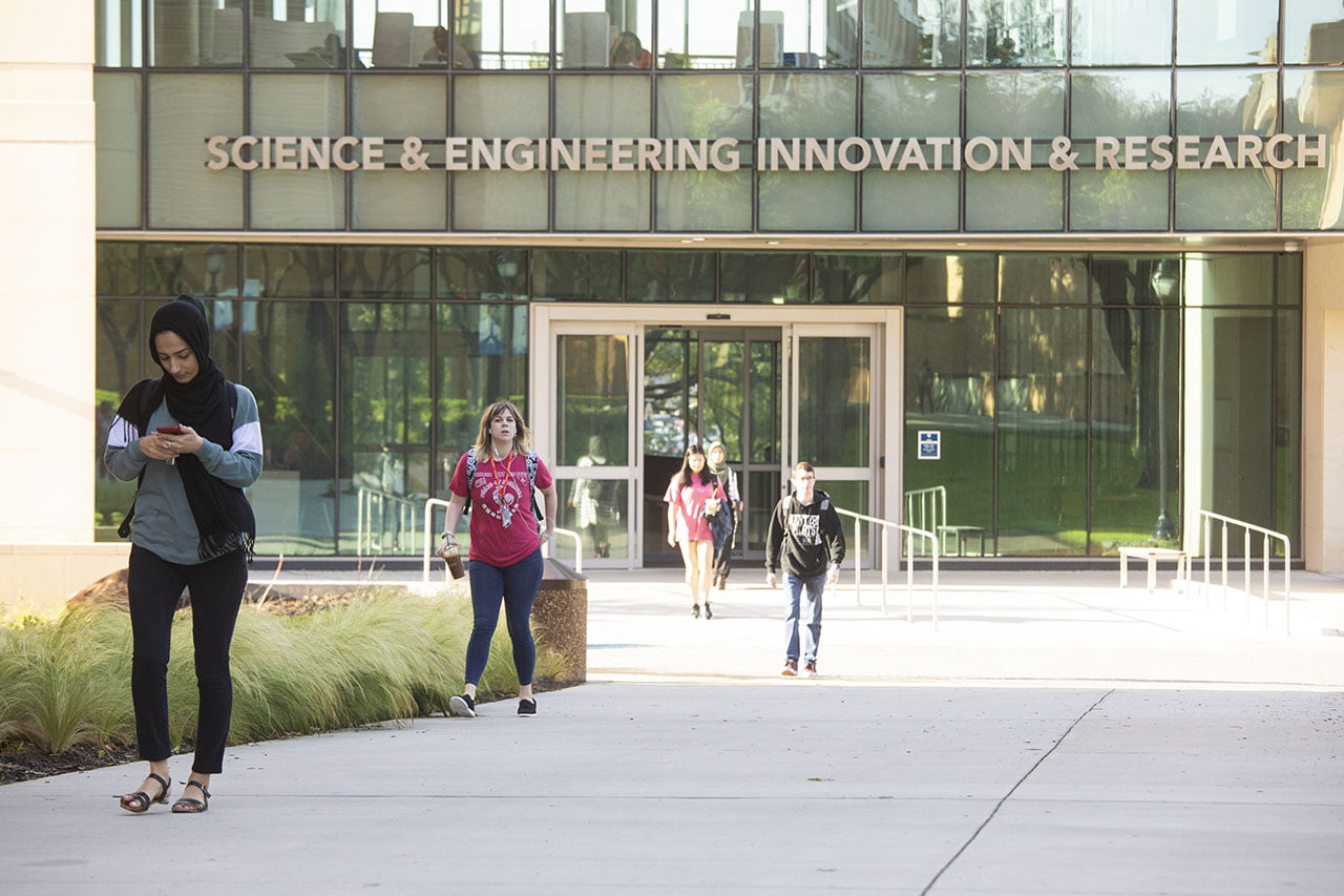 students walking in front of the science and engineering innovation and research building" width="1280" _languageinserted="true" src="https://cdn.prod.web.uta.edu/-/media/project/website/news/releases/2020/02/60-years-engineering6.jpg?la=en