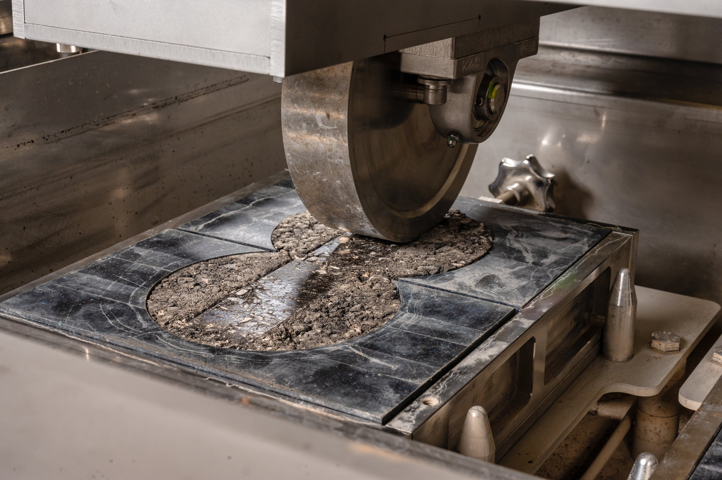 Recycled plastic and asphalt composite material for road construction" _languageinserted="true