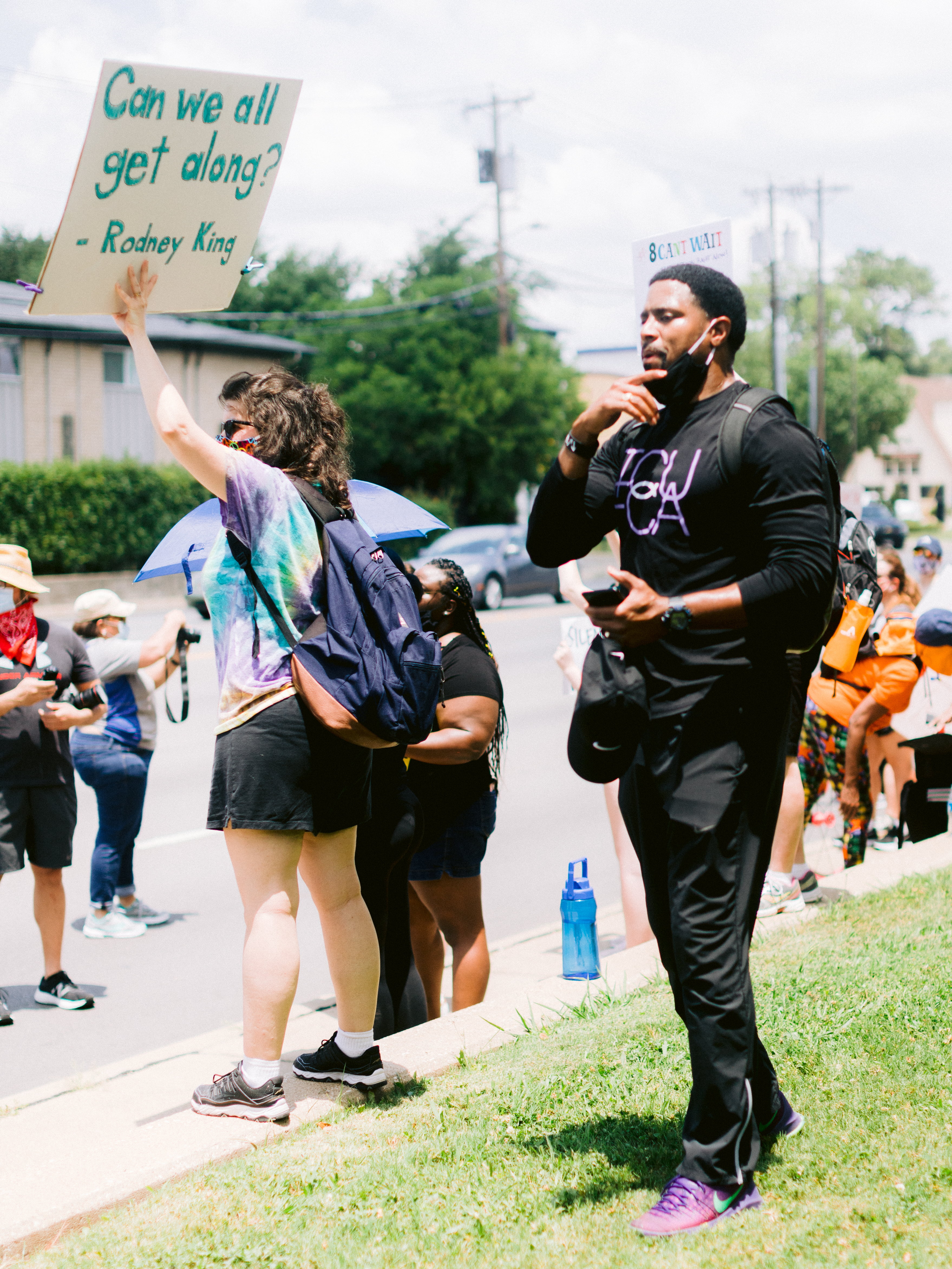 Michael A. Isom leads a chant during a protest outside the UTA School of Social Work." width="3517" _languageinserted="true" src="https://cdn.prod.web.uta.edu/-/media/project/website/news/releases/2020/06/uta-ssw-blm-march-32.jpg?la=en