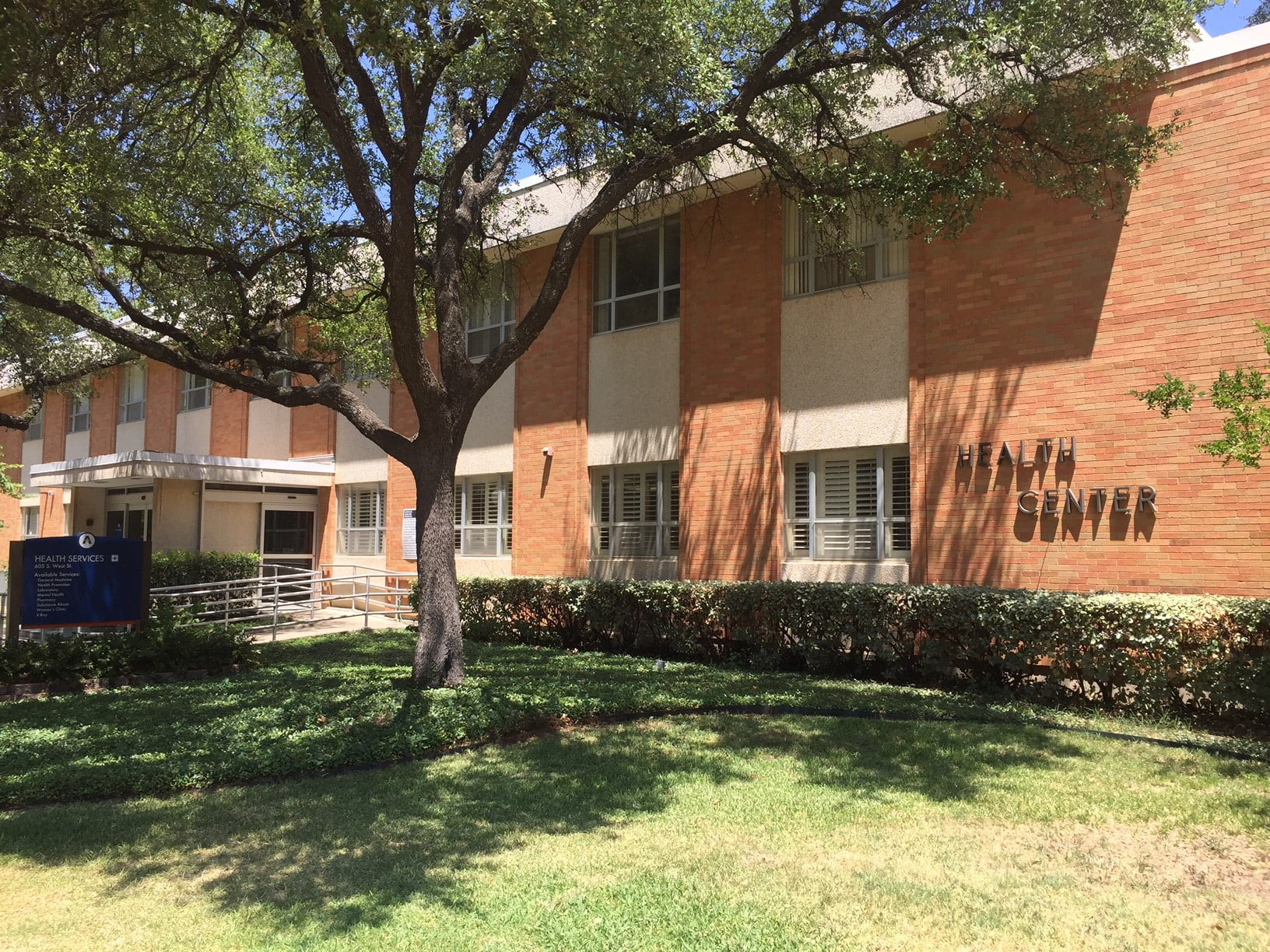 Exterior shot of UTA health center" _languageinserted="true