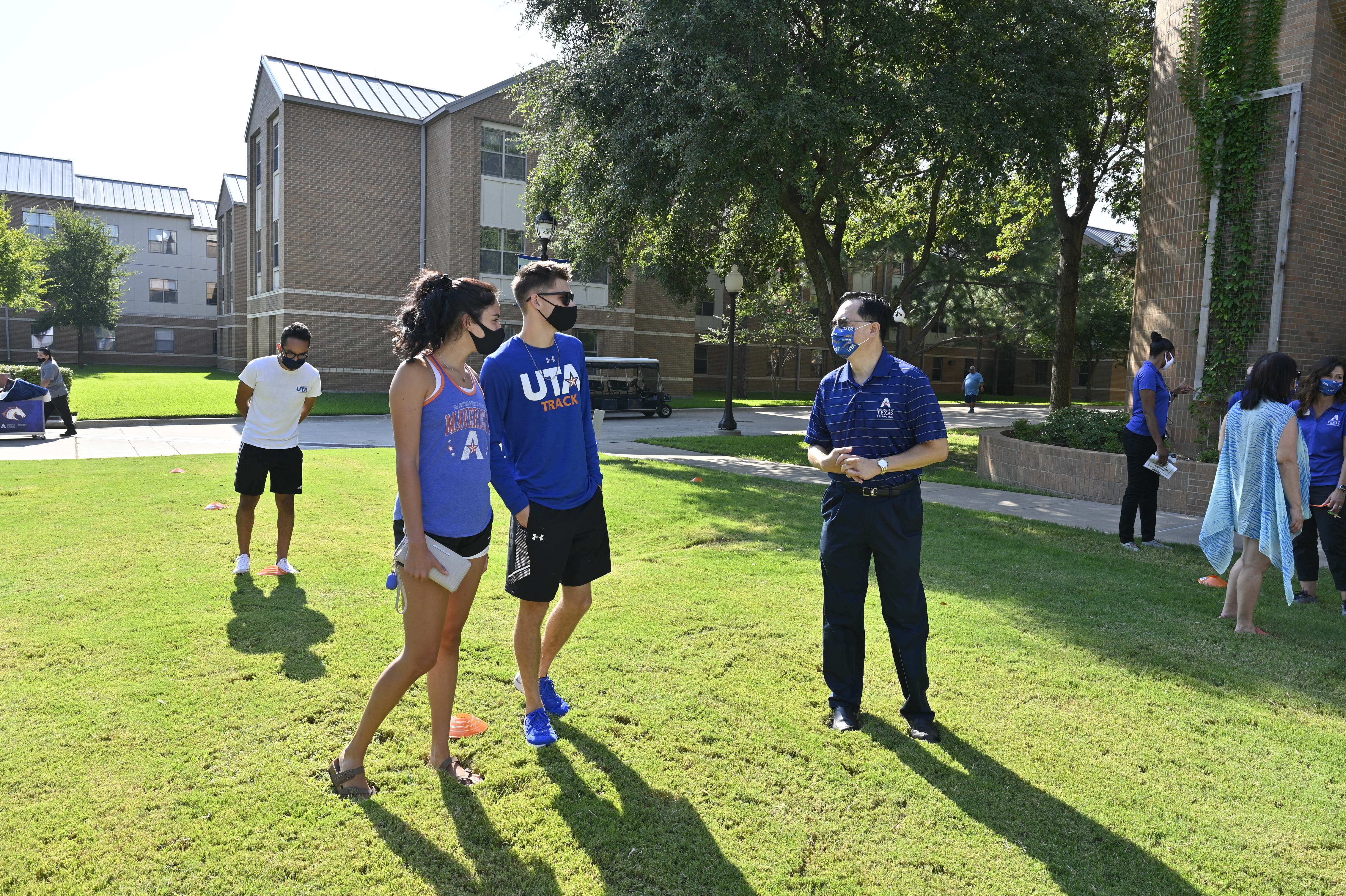 Teik w students move in day" width="4528" _languageinserted="true" src="https://cdn.prod.web.uta.edu/-/media/project/website/news/releases/2020/08/2020aug22_move-in_0178.jpg?la=en