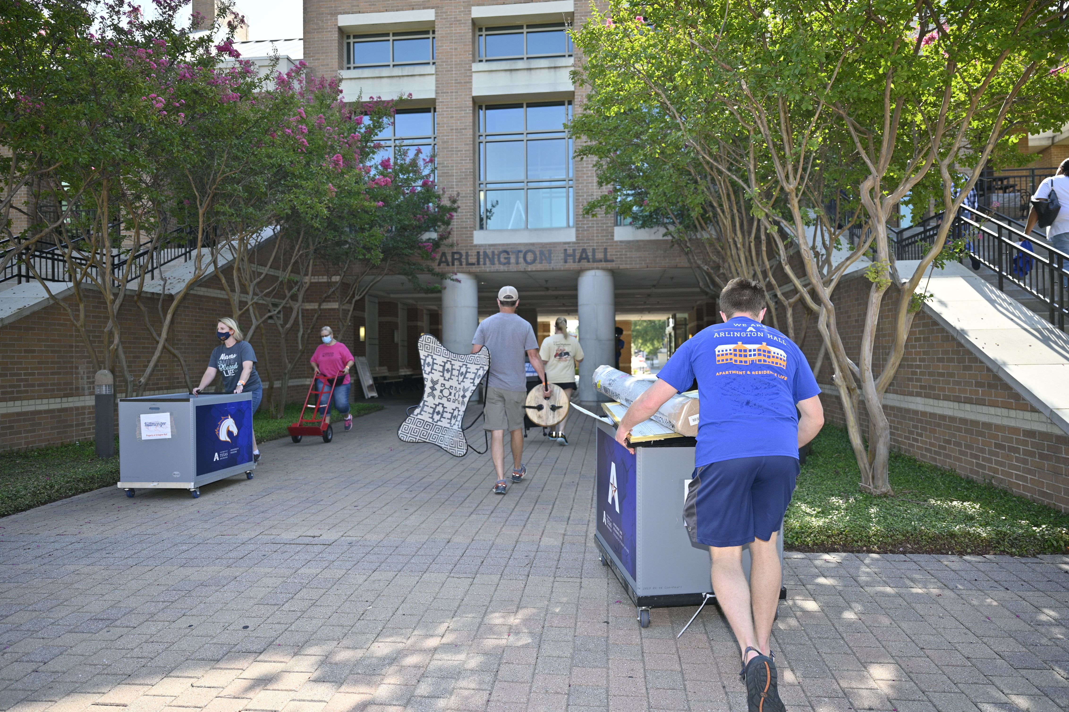 move in day fall 2020" width="4528" _languageinserted="true" src="https://cdn.prod.web.uta.edu/-/media/project/website/news/releases/2020/08/2020aug22_move-in_0220.jpg?la=en