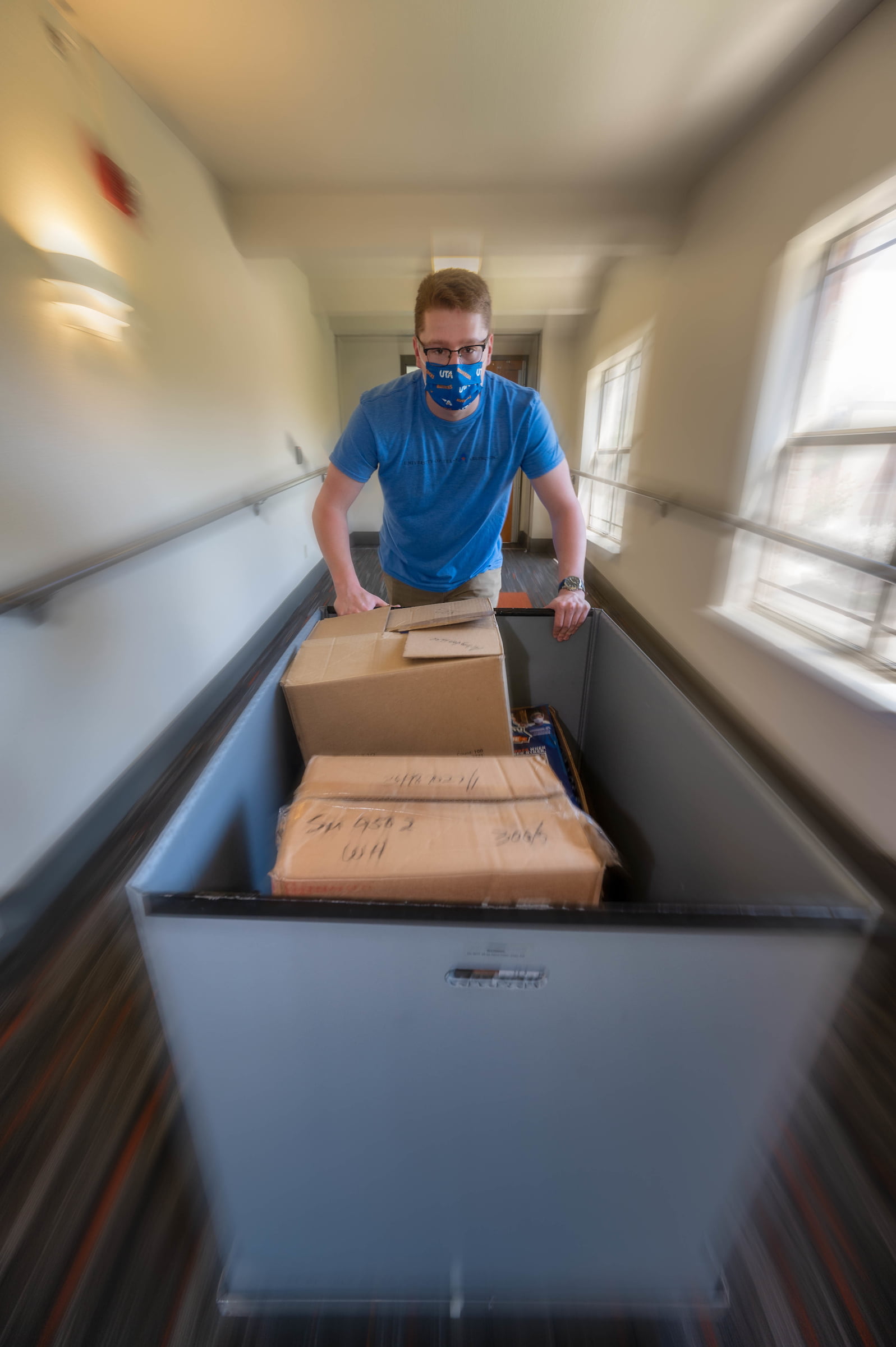 RA move in day" width="1597" _languageinserted="true" src="https://cdn.prod.web.uta.edu/-/media/project/website/news/releases/2020/08/move-in-2020---1.jpg?la=en