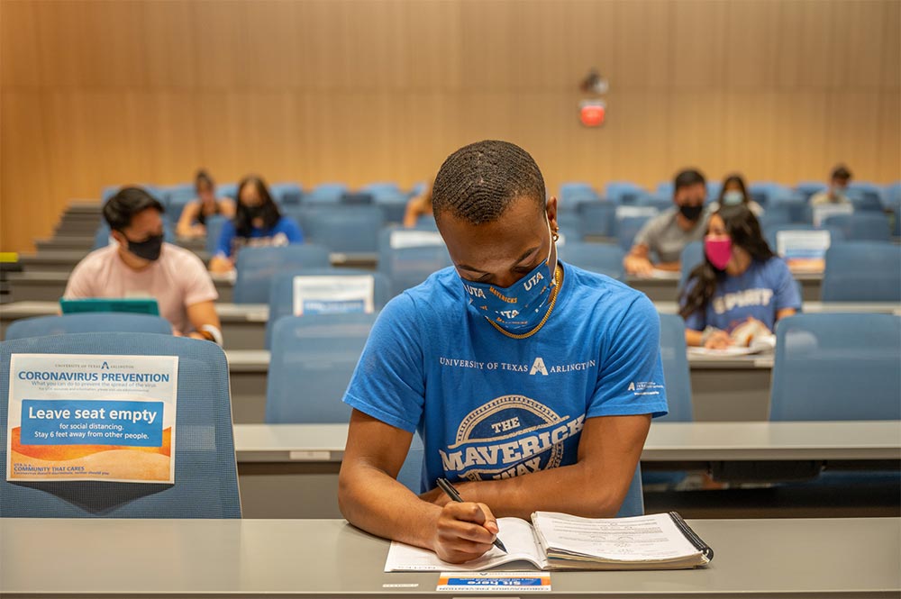 students in classroom wearing masks" _languageinserted="true