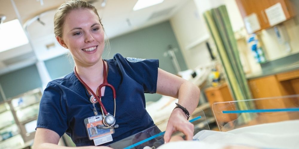 " src="https://cdn.prod.web.uta.edu/-/media/project/website/news/releases/2021/01/nursing-student.jpg?la=en&h=500&w=1000" style="height:500px; width:1000px;" _languageinserted="true