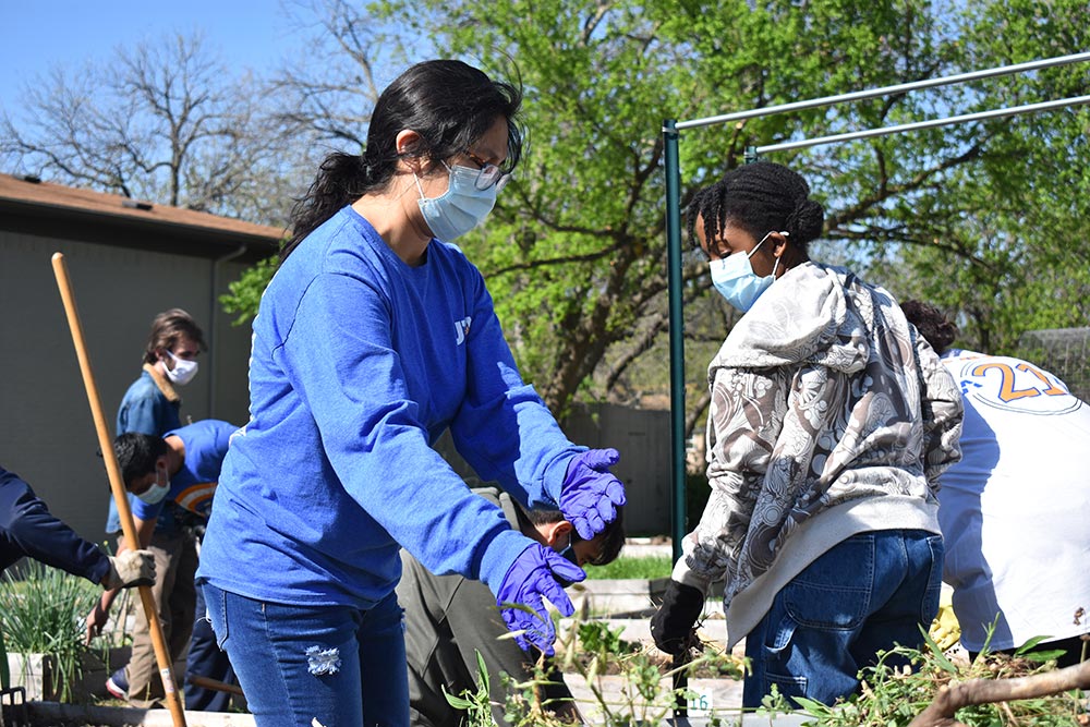 The Big Event Spring 2021" _languageinserted="true" src="https://cdn.prod.web.uta.edu/-/media/project/website/news/releases/2021/04/img_0187.jpg?la=en" _languageinserted="true