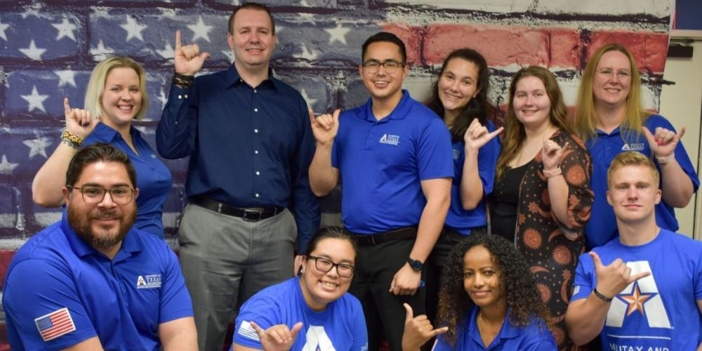 Military-connected students and staff members from UTA’s Office of Military and Veteran Services." _languageinserted="true