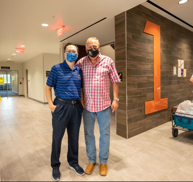 Interim President Teik LIm and Arlington Mayor Jim Ross Move in day August 22, 2021" _languageinserted="true