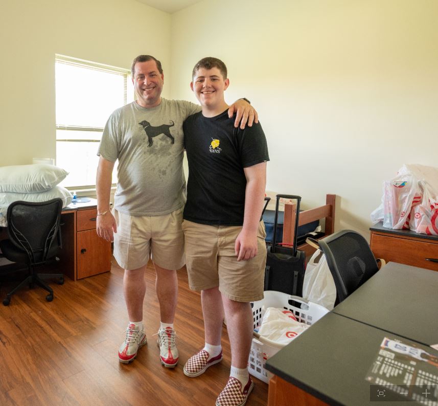 " src="https://cdn.prod.web.uta.edu/-/media/project/website/news/releases/2021/08/move-in---fall-21---brett-and-ronan-brown.jpg?la=en" style="height:794px; width:857px;" _languageinserted="true