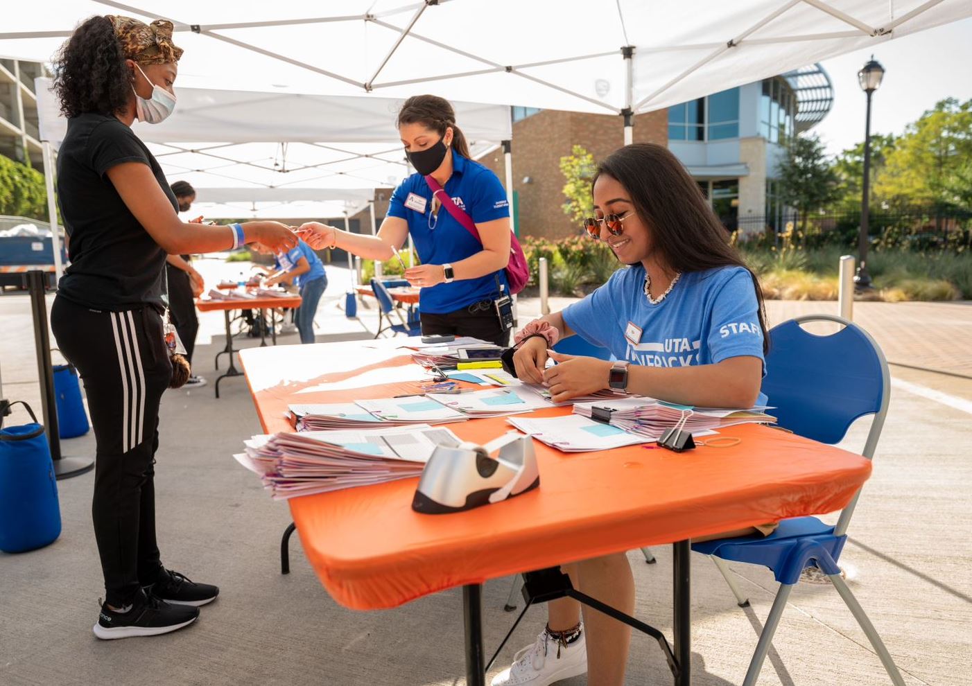 " src="https://cdn.prod.web.uta.edu/-/media/project/website/news/releases/2021/08/move-in---fall-21---lead-image.jpg?la=en&h=990&w=1402" style="height:990px; width:1402px;" _languageinserted="true" src="https://cdn.prod.web.uta.edu/-/media/project/website/news/releases/2021/08/move-in---fall-21---lead-image.jpg?la=en" _languageinserted="true