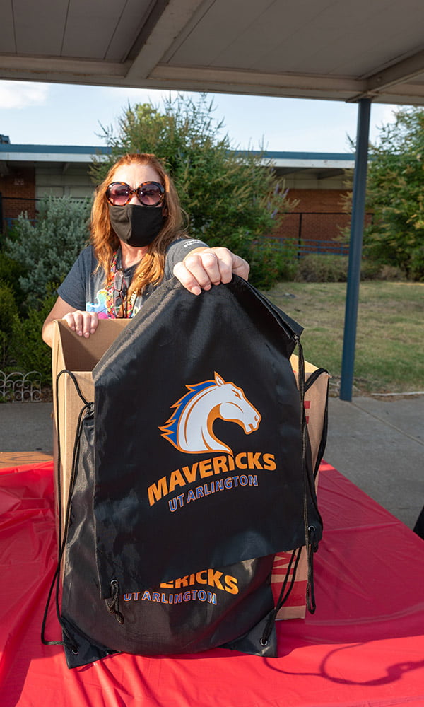 " src="https://cdn.prod.web.uta.edu/-/media/project/website/news/releases/2021/10/cmas-lending-a-hand.jpg?la=en" style="height:1000px; width:600px;" _languageinserted="true