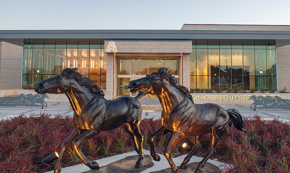 " src="https://cdn.prod.web.uta.edu/-/media/project/website/news/releases/2021/10/uta-horses.jpg?la=en&h=596&w=996" style="height:596px; width:996px;" _languageinserted="true