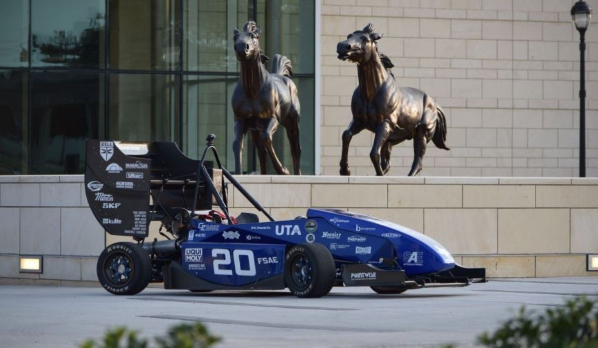 A student-built FSAE car." _languageinserted="true