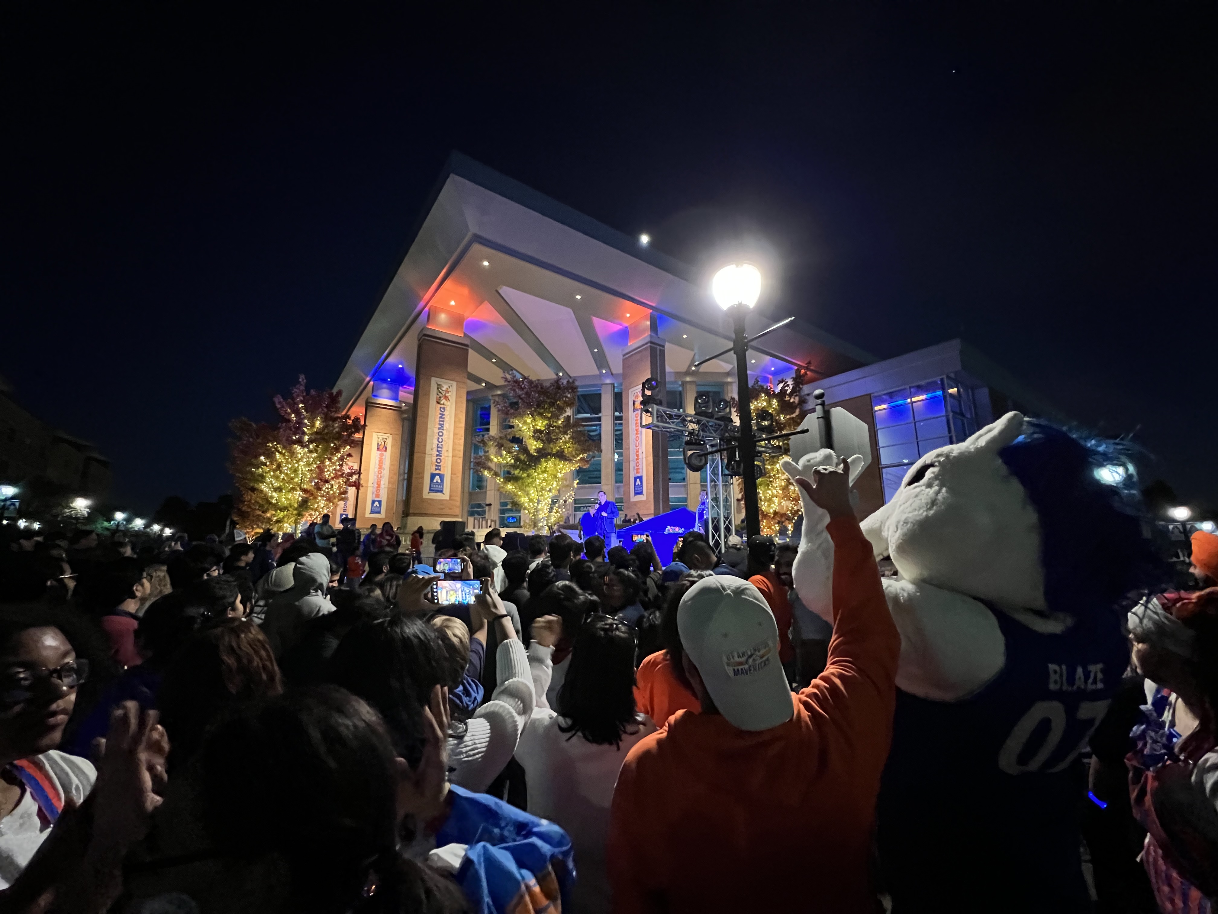 " src="https://cdn.prod.web.uta.edu/-/media/project/website/news/releases/2021/11/uta-homecoming-21-night.png?la=en" style="height:3024px; width:4032px;" _languageinserted="true