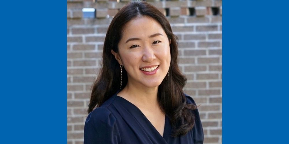 Kathy Lee smiles for an outdoor portrait." _languageinserted="true