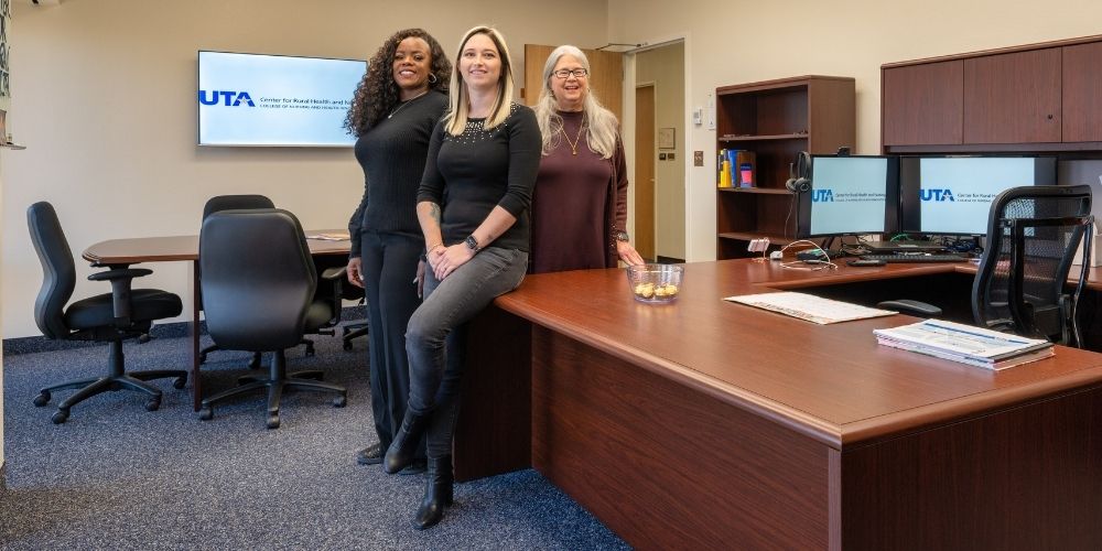 From left, Elanda Douglas, Aspen Drude and Elizabeth Merwin pose for photo." _languageinserted="true