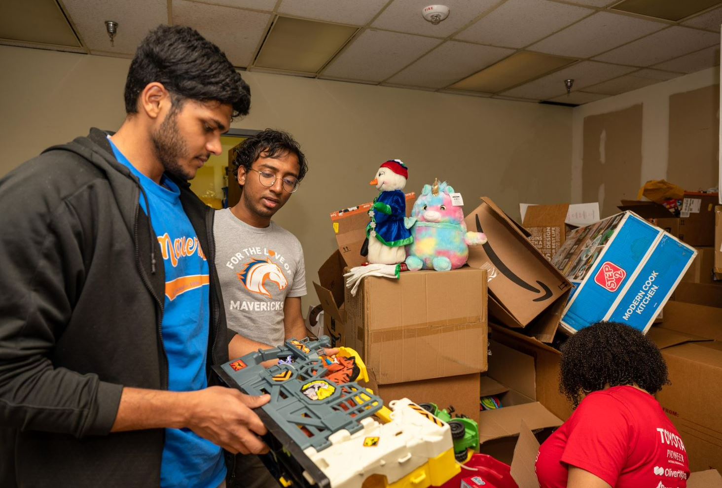 " src="https://cdn.prod.web.uta.edu/-/media/project/website/news/releases/2022/04/the-big-event-2022-2.jpg?la=en" style="height:990px; width:1464px;" _languageinserted="true