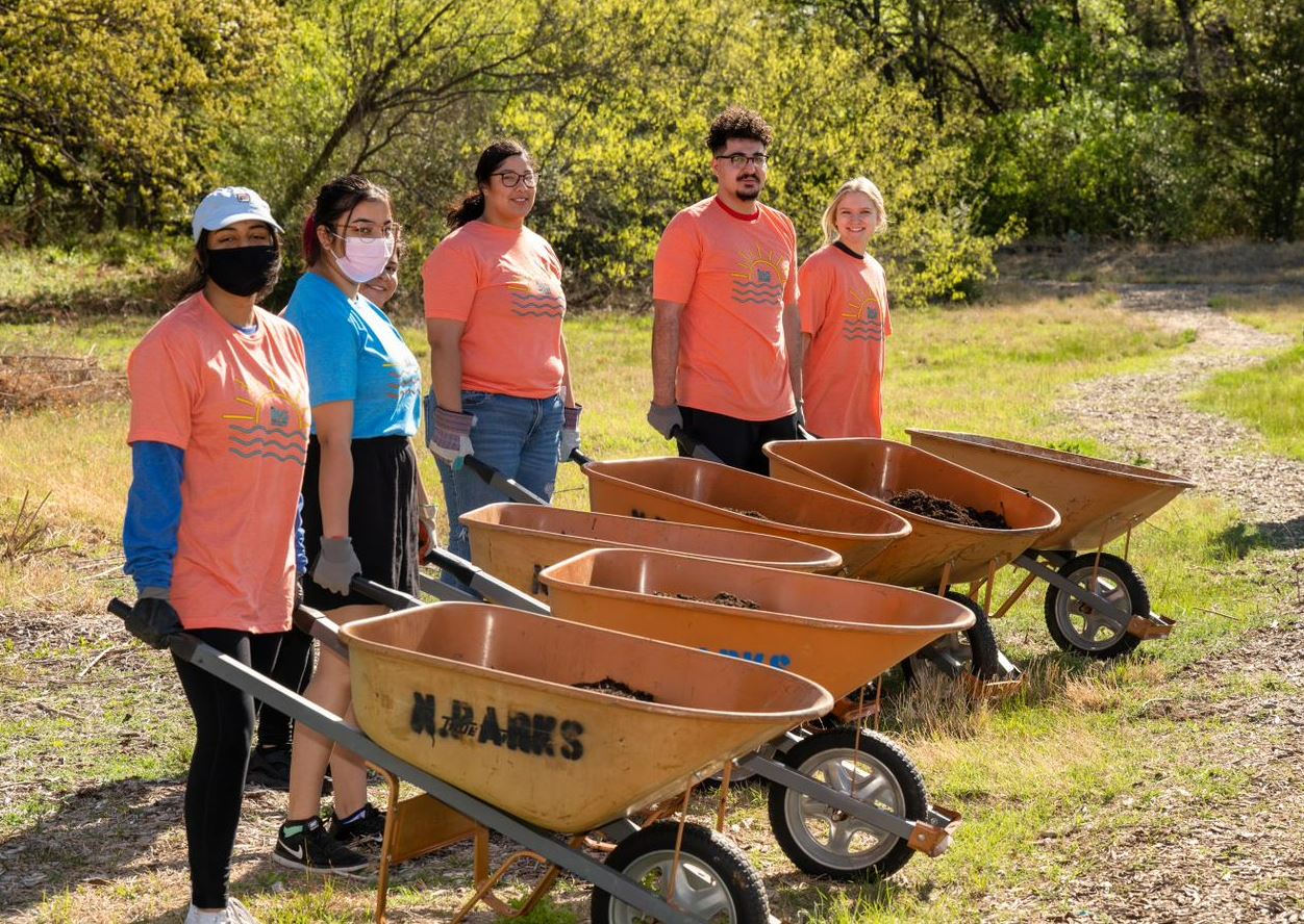 " src="https://cdn.prod.web.uta.edu/-/media/project/website/news/releases/2022/04/the-big-event-2022-4.jpg?la=en" style="height:888px; width:1252px;" _languageinserted="true