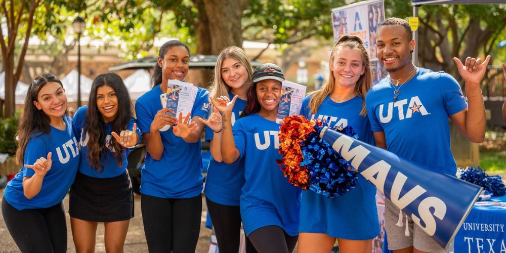 Group of students pose at 2022 Activity Fair" _languageinserted="true