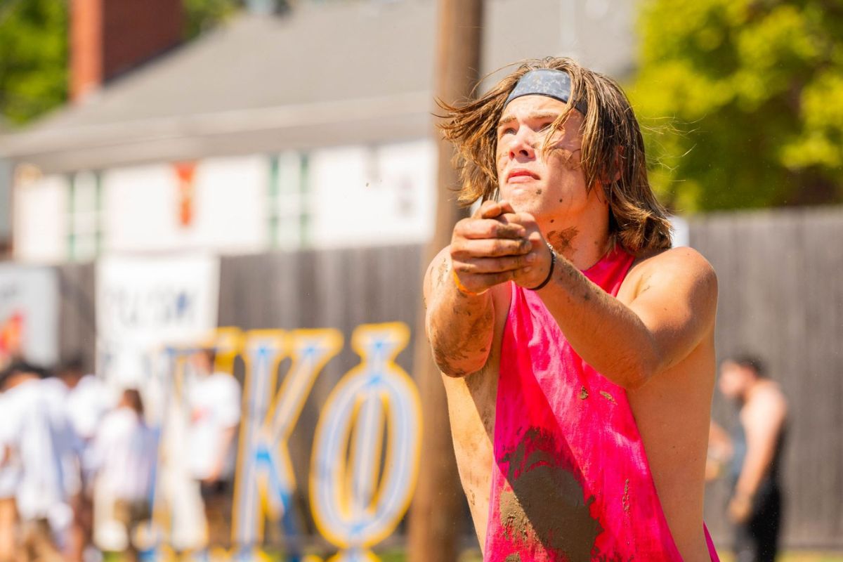 UTA student Landen Schlattweiler plays in Oozeball tournament" _languageinserted="true