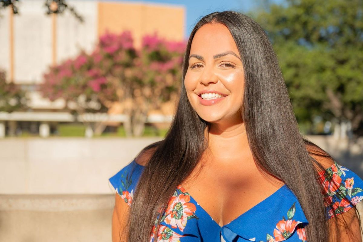 Jessica Sanchez poses for photo" _languageinserted="true