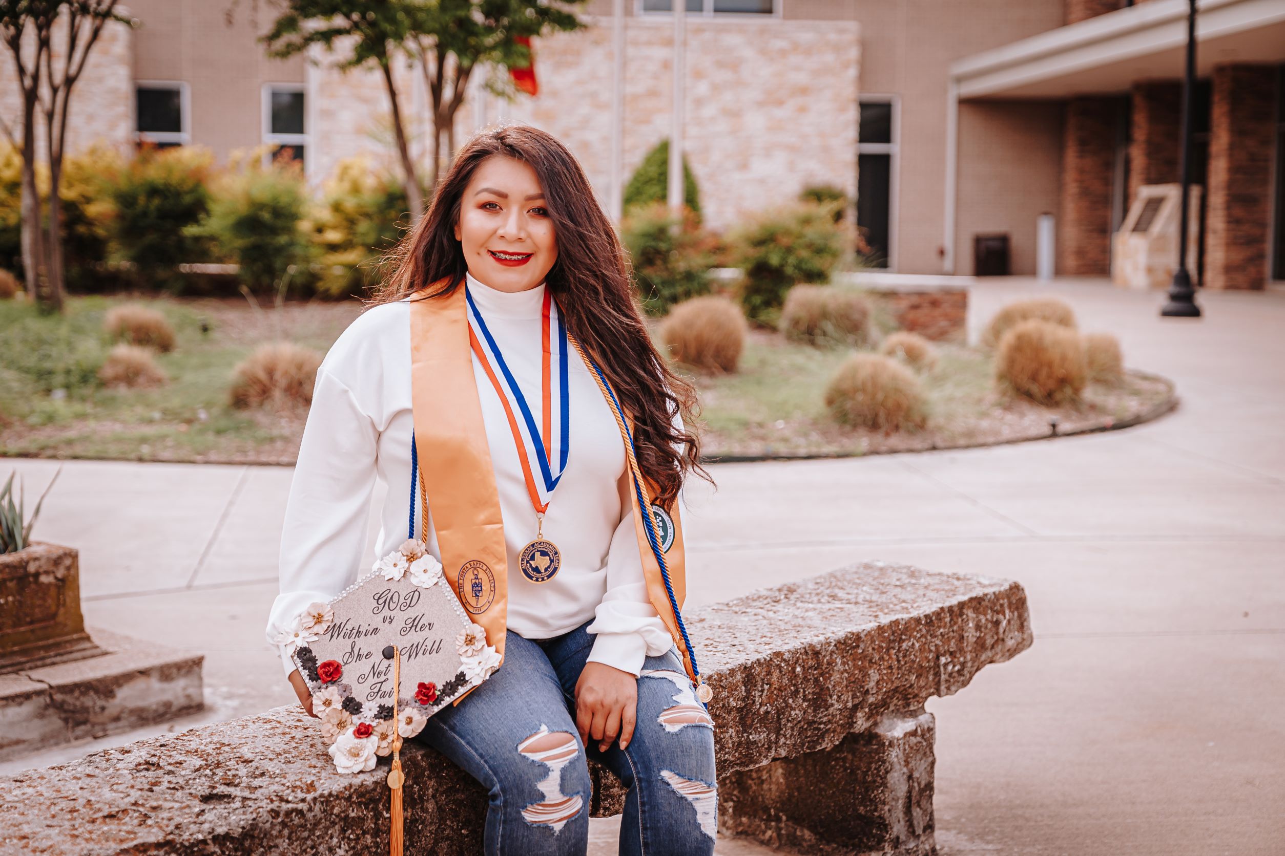 " src="https://cdn.prod.web.uta.edu/-/media/project/website/news/releases/2022/10/transfer-student-week---veronica-levrie.jpg?la=en&h=1672&w=2508" style="height:1672px; width:2508px;" _languageinserted="true