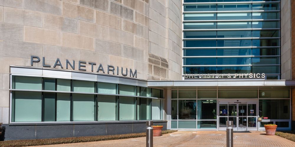 Photo of the outside of the UTA planetarium" _languageinserted="true