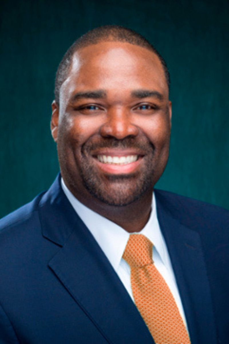 Headshot of Lowell Davis against background" _languageinserted="true