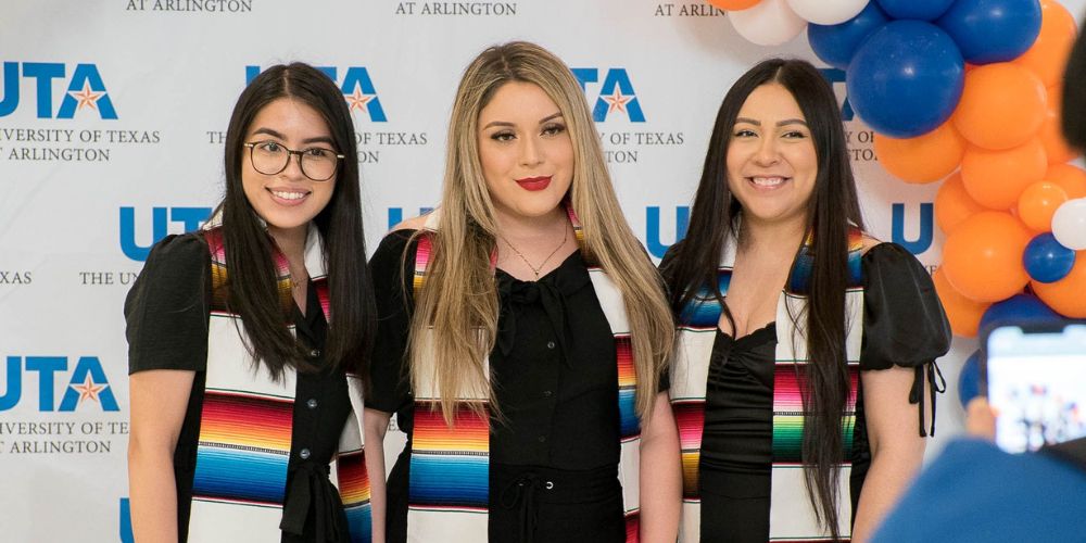 Photo of smiling UTA students" _languageinserted="true