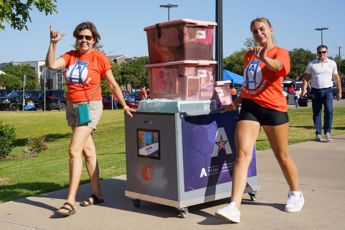 UTA volunteers during move-in day 2023" _languageinserted="true