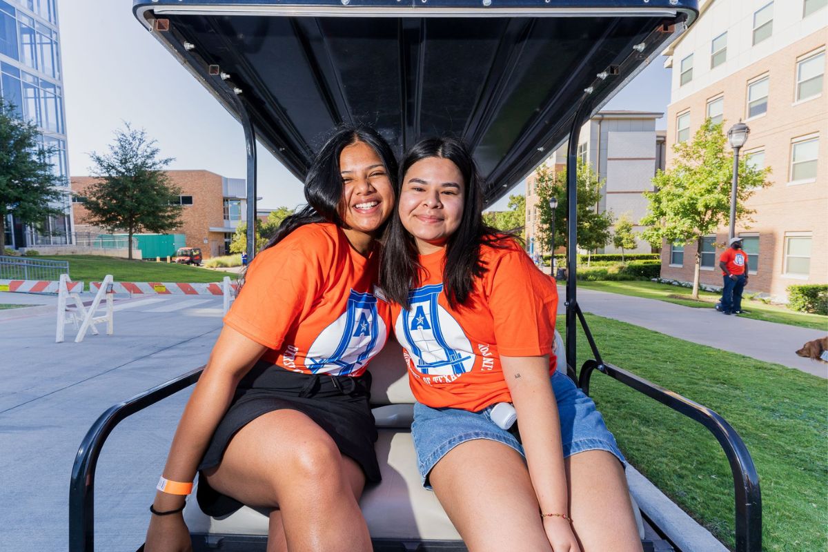 Move in day volunteers outside of West Hall