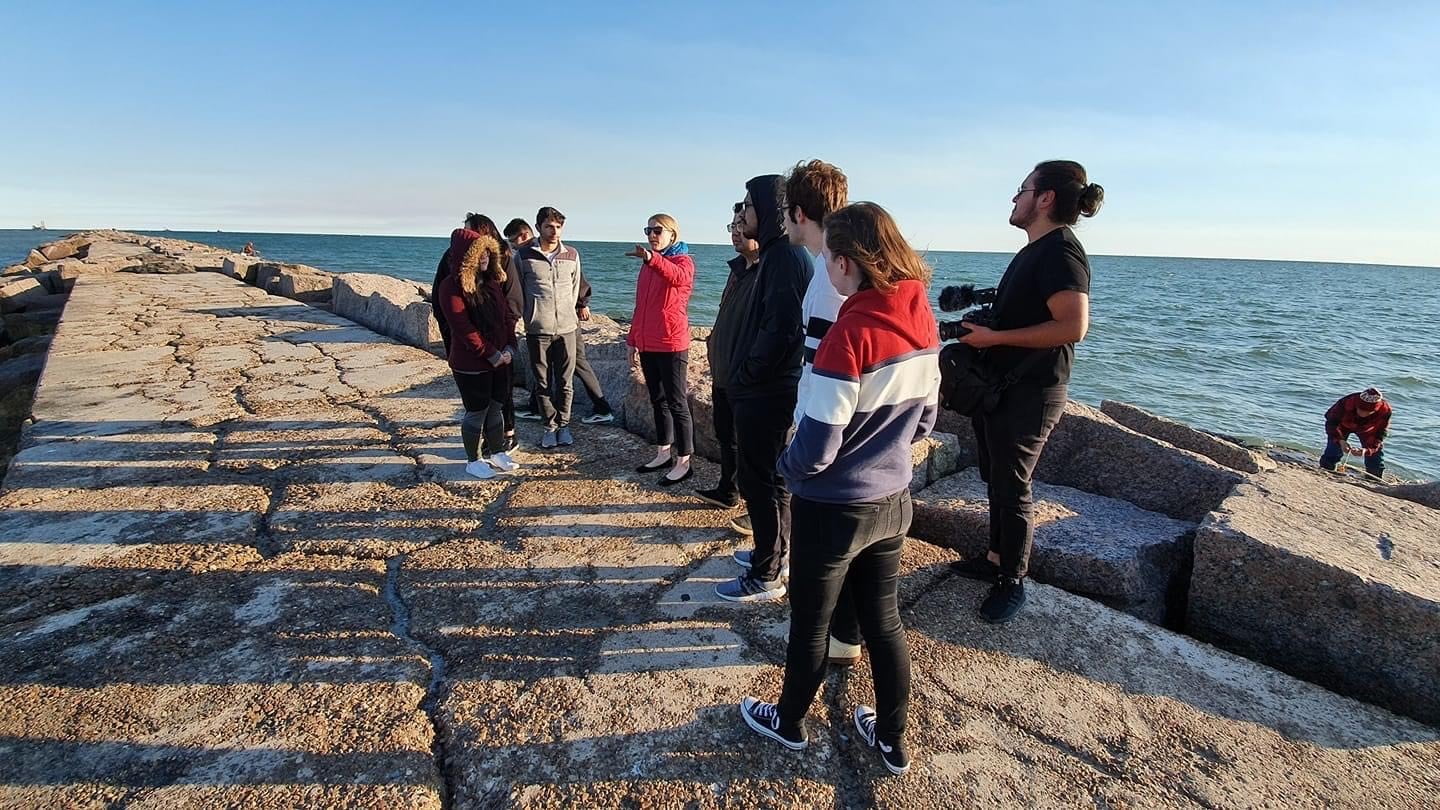 Michelle Hummel with UTA students at Corpus Christi Bay." _languageinserted="true