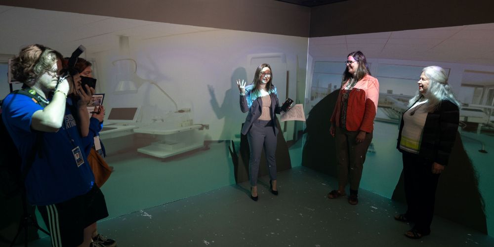 Photo of UTA community members exploring the new Igloo Immersion Room" _languageinserted="true