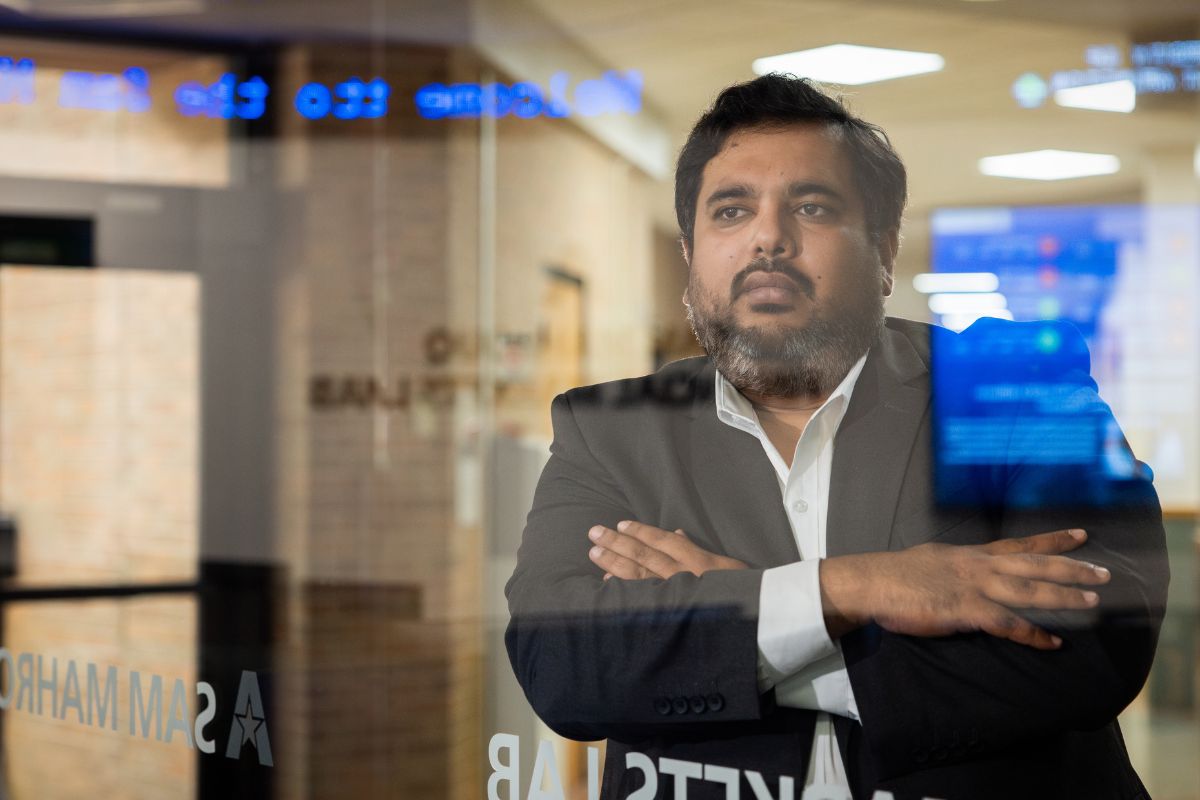 Portrait of UTA graduate Shashi Minchael 